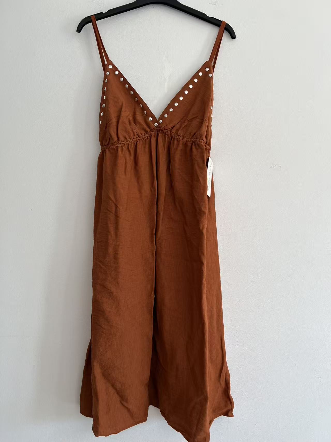 Vestido midi de Tirantes con Tachuelas en Escote V