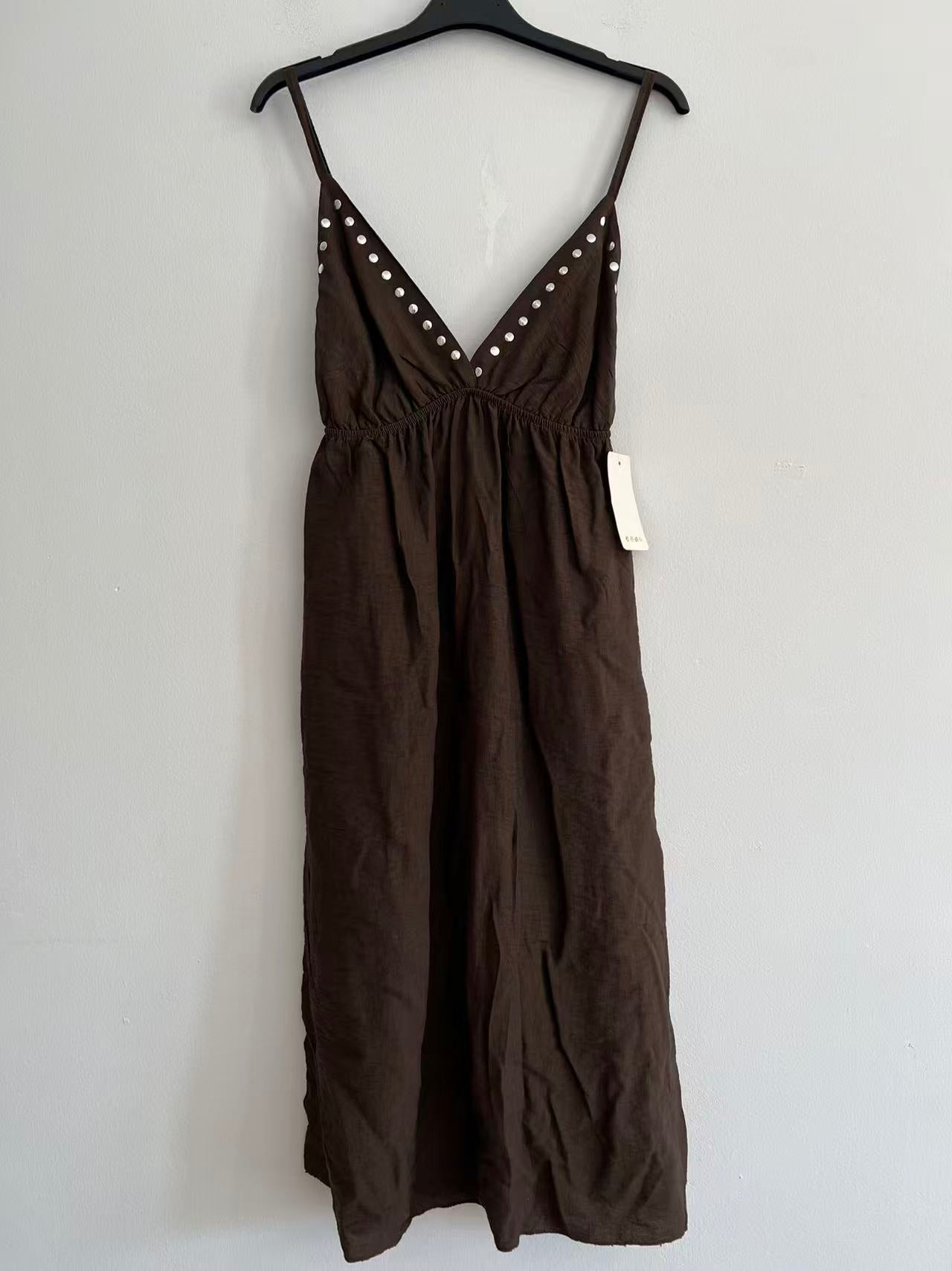 Vestido midi de Tirantes con Tachuelas en Escote V