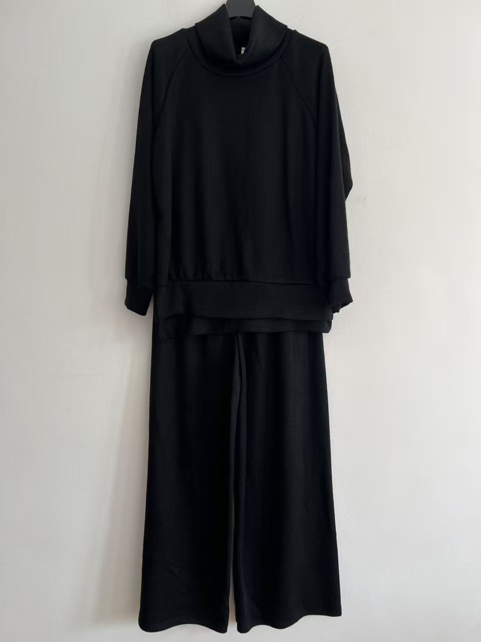 Conjunto de punto mujer cuello alto elegante negro