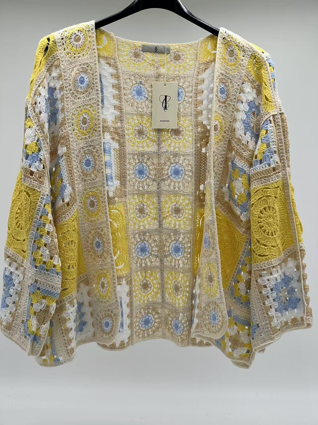 Chaqueta de Ganchillo Artesanal Cárdigan Boho-Chic con Motivos Florales y Geométricos