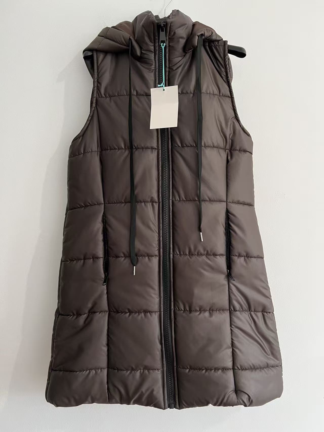 Chaleco de plumas marrón chocolate