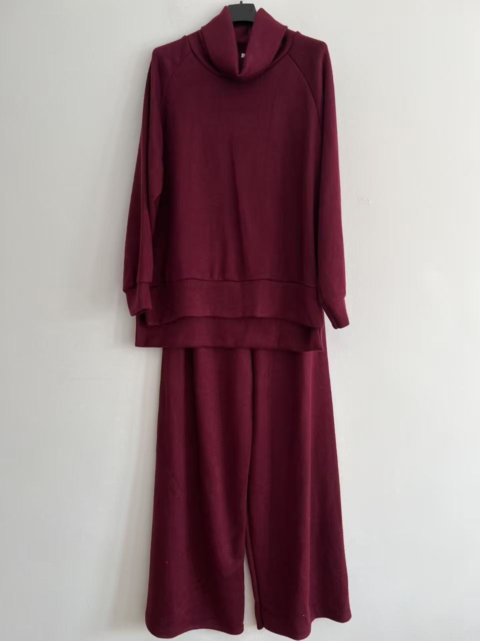 Conjunto de punto mujer cuello alto elegante burdeos