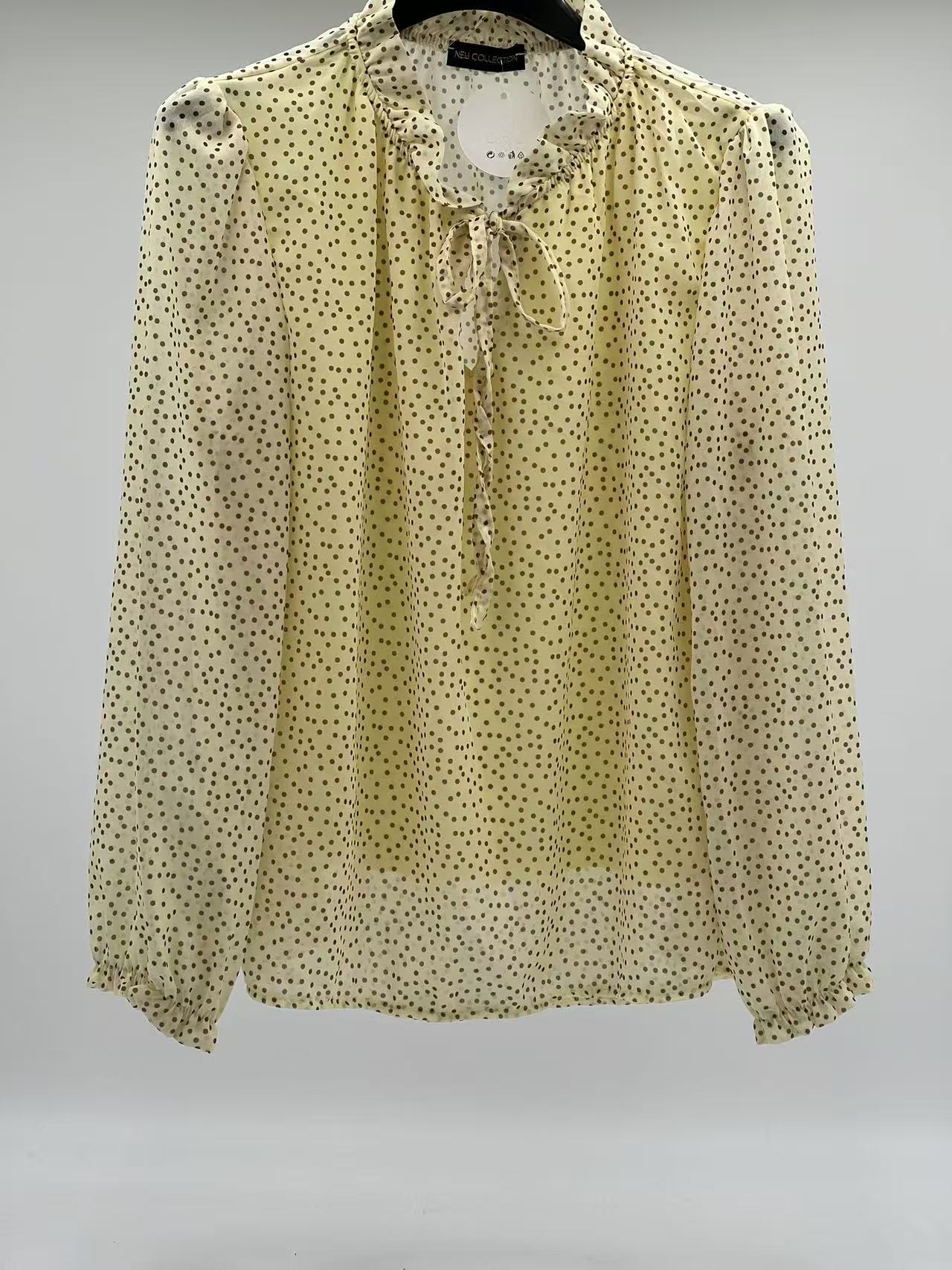 Blusa de Gasa con Lunares y Doble Capa: Elegancia Transparente y Confort