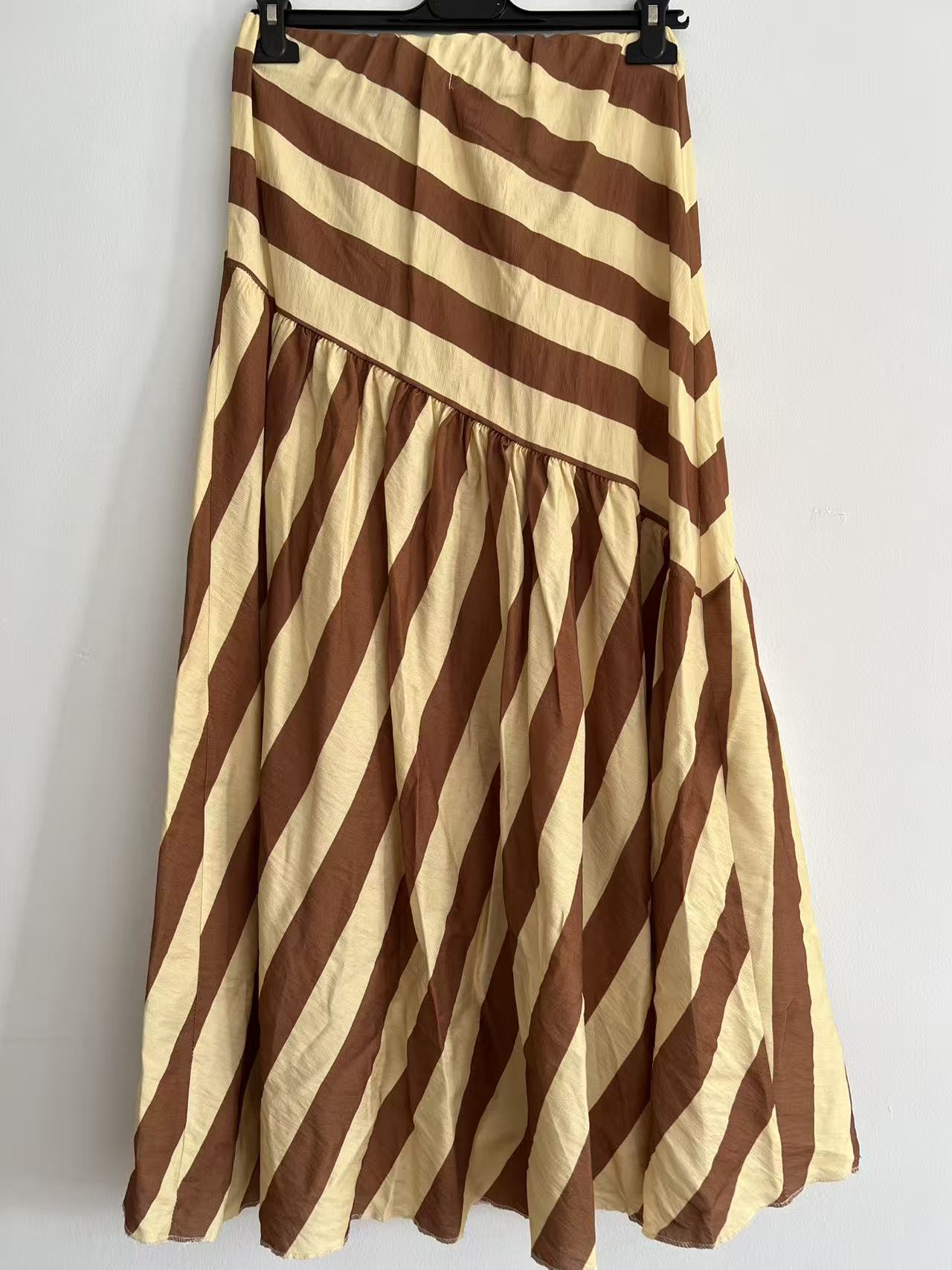 Falda Larga de Corte Asimétrico con Estampado de Rayas Diagonales