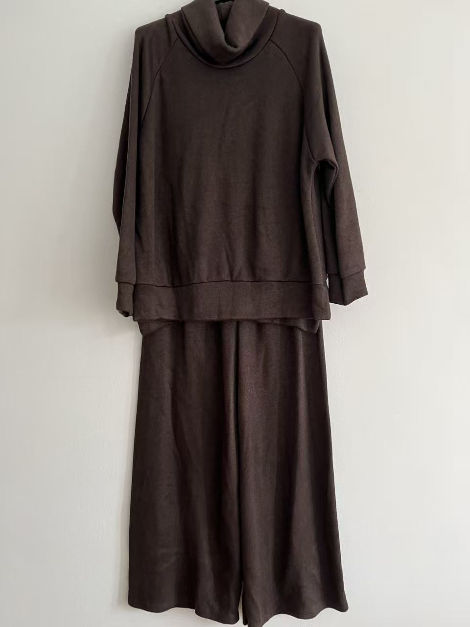 Conjunto de punto mujer cuello alto elegante marrón