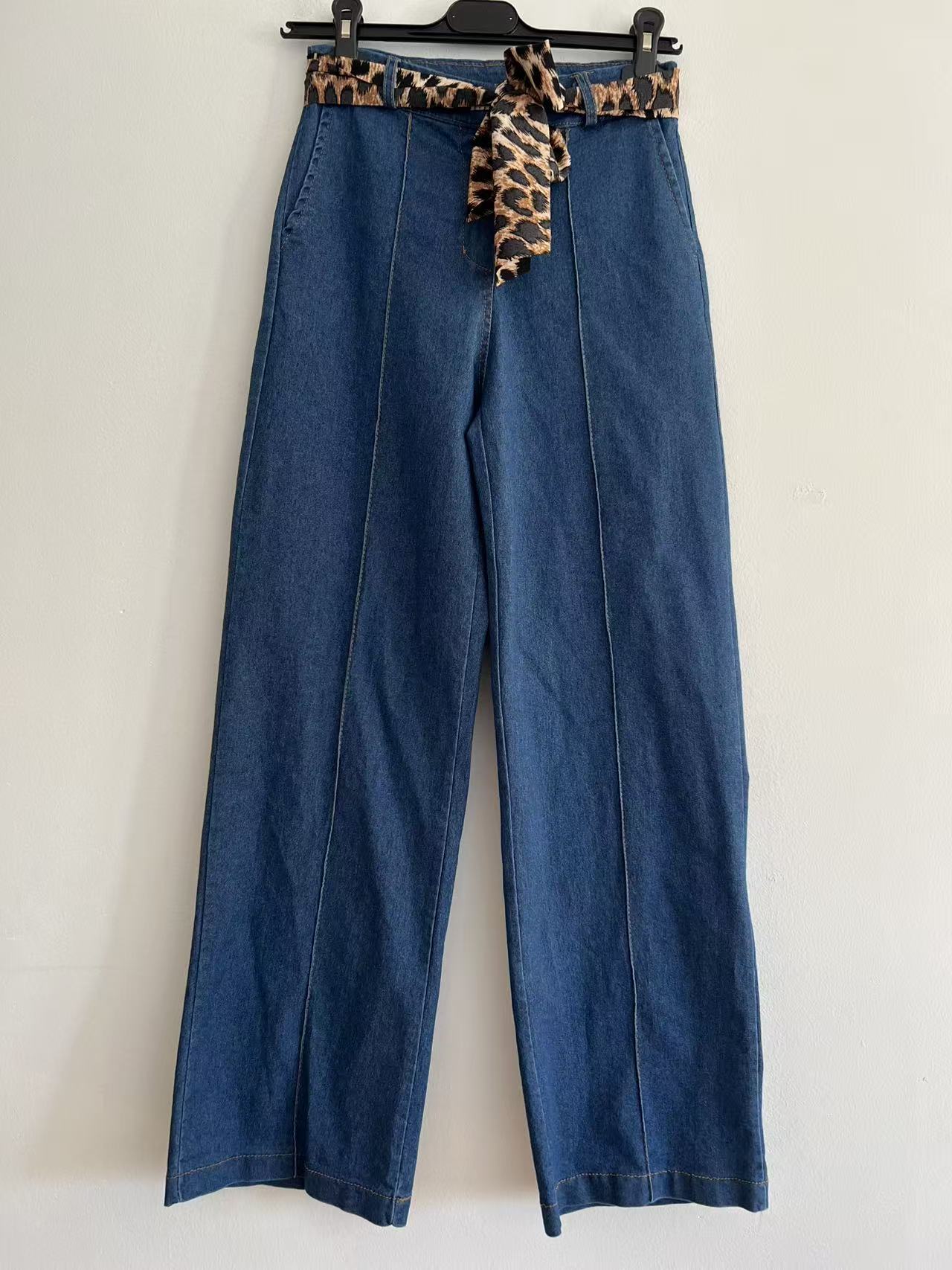Vaqueros Wide Leg de Tiro Alto con Cinturón de Leopardo | Denim Elástico y Confortable