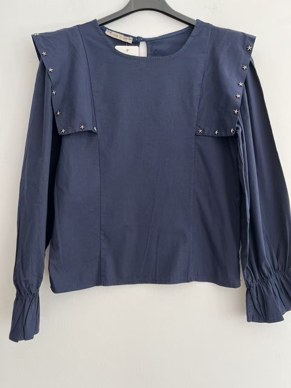 Blusa blanca con detalles de estrellas