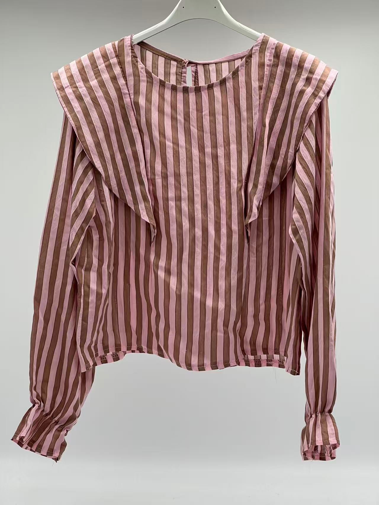 Blusa de Rayas con Volante Asimétrico y Botón Dorado en Espalda