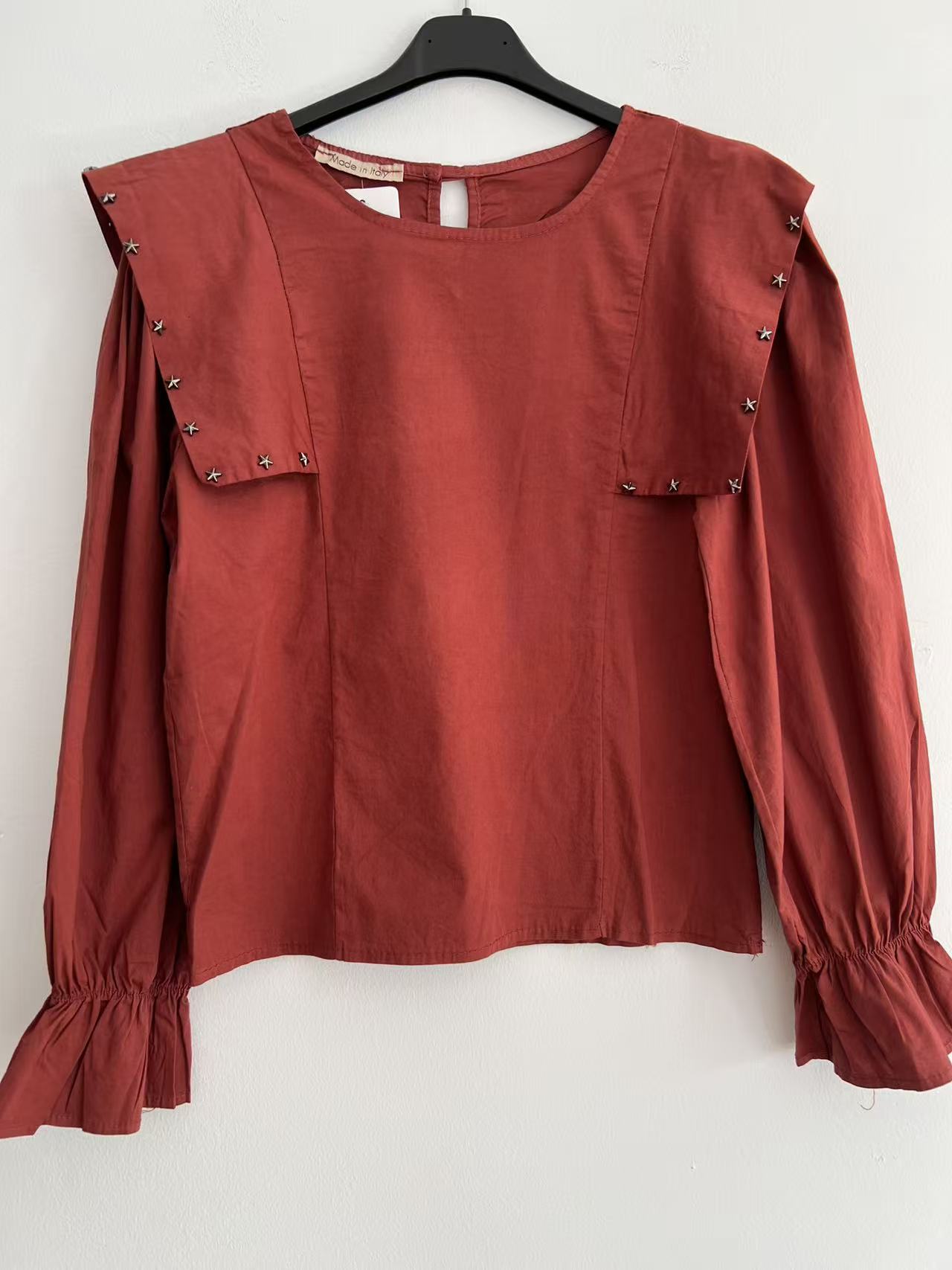 Blusa blanca con detalles de estrellas