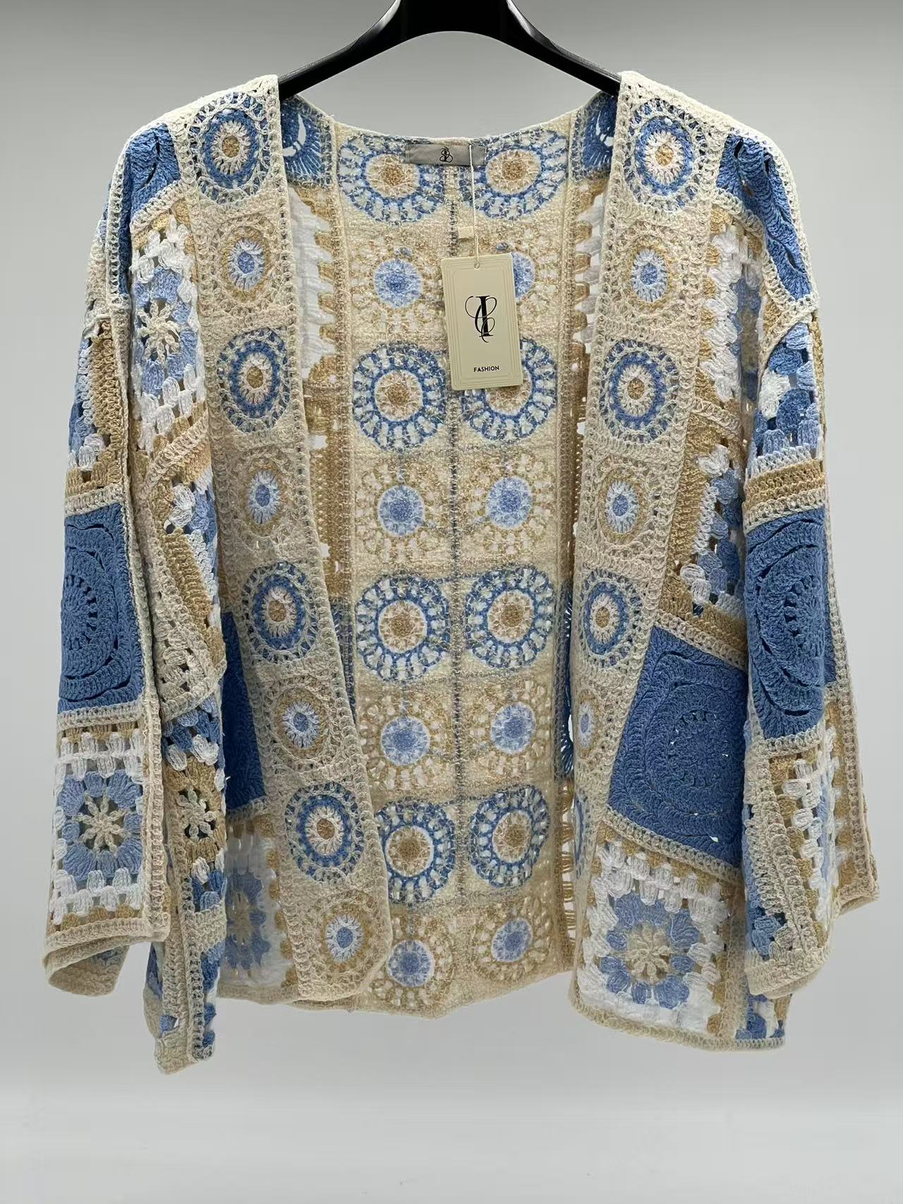 Chaqueta de Ganchillo Artesanal Cárdigan Boho-Chic con Motivos Florales y Geométricos