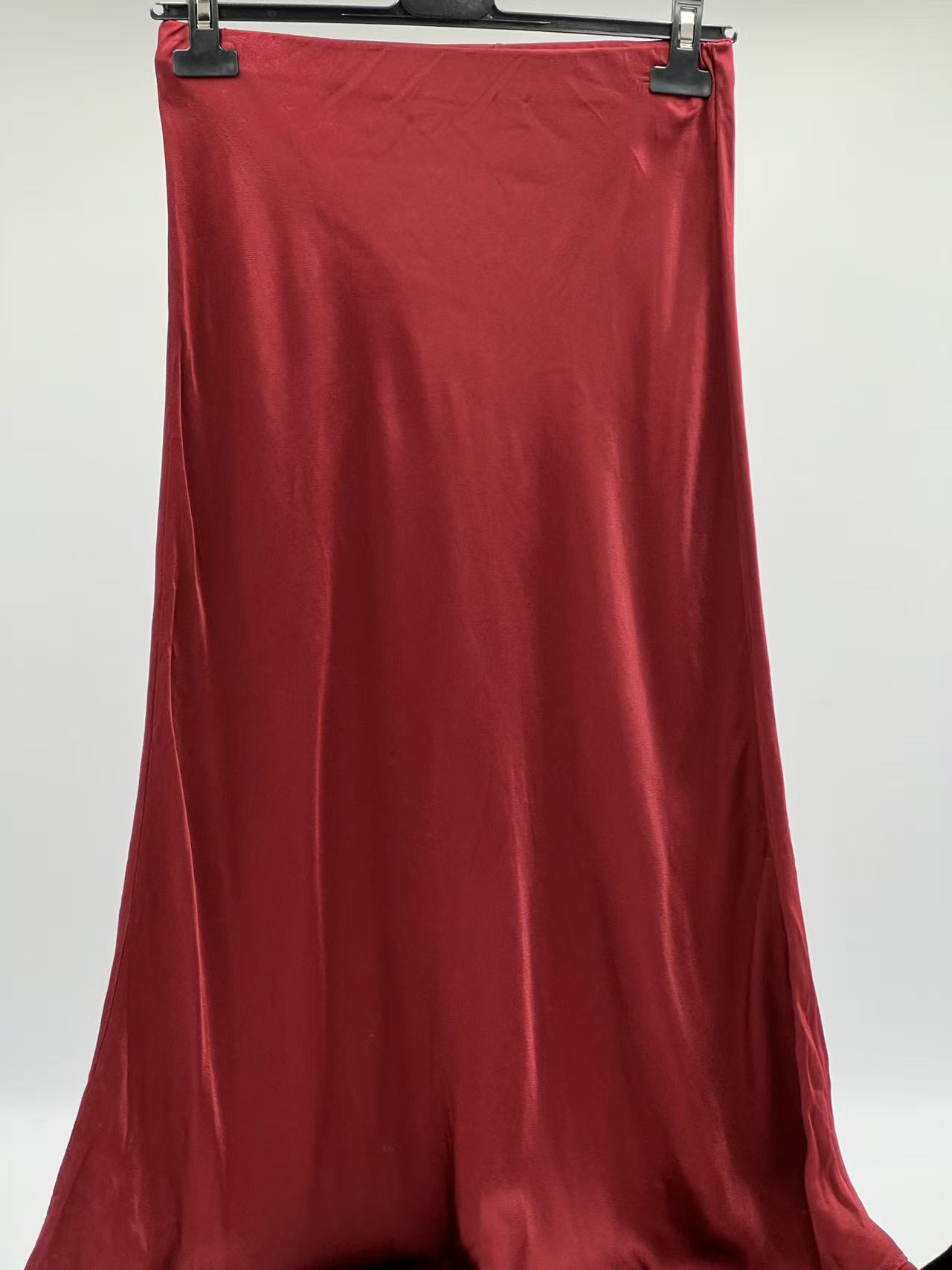 Falda raso larga roja oscura