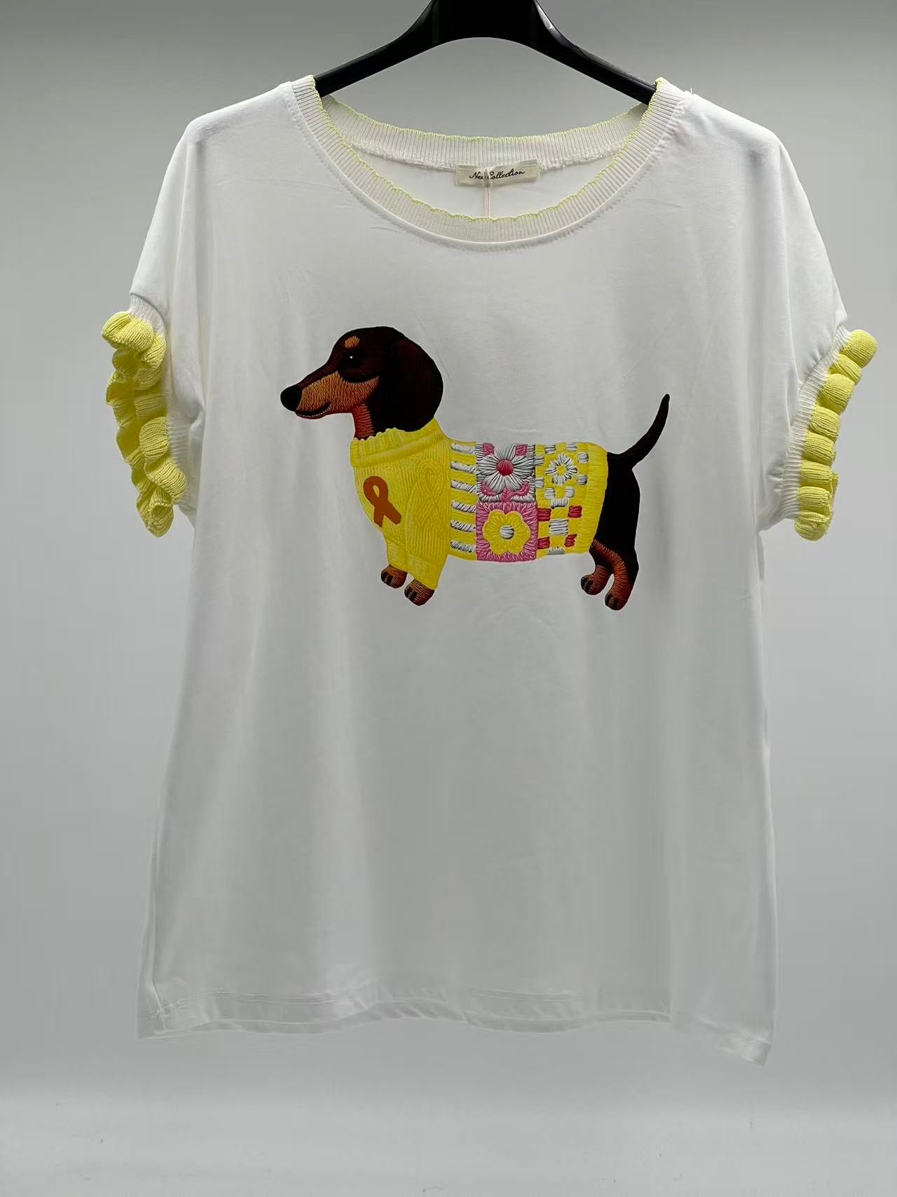 Camiseta de Algodón Premium con Bordado de Teckel y Detalles en Contraste