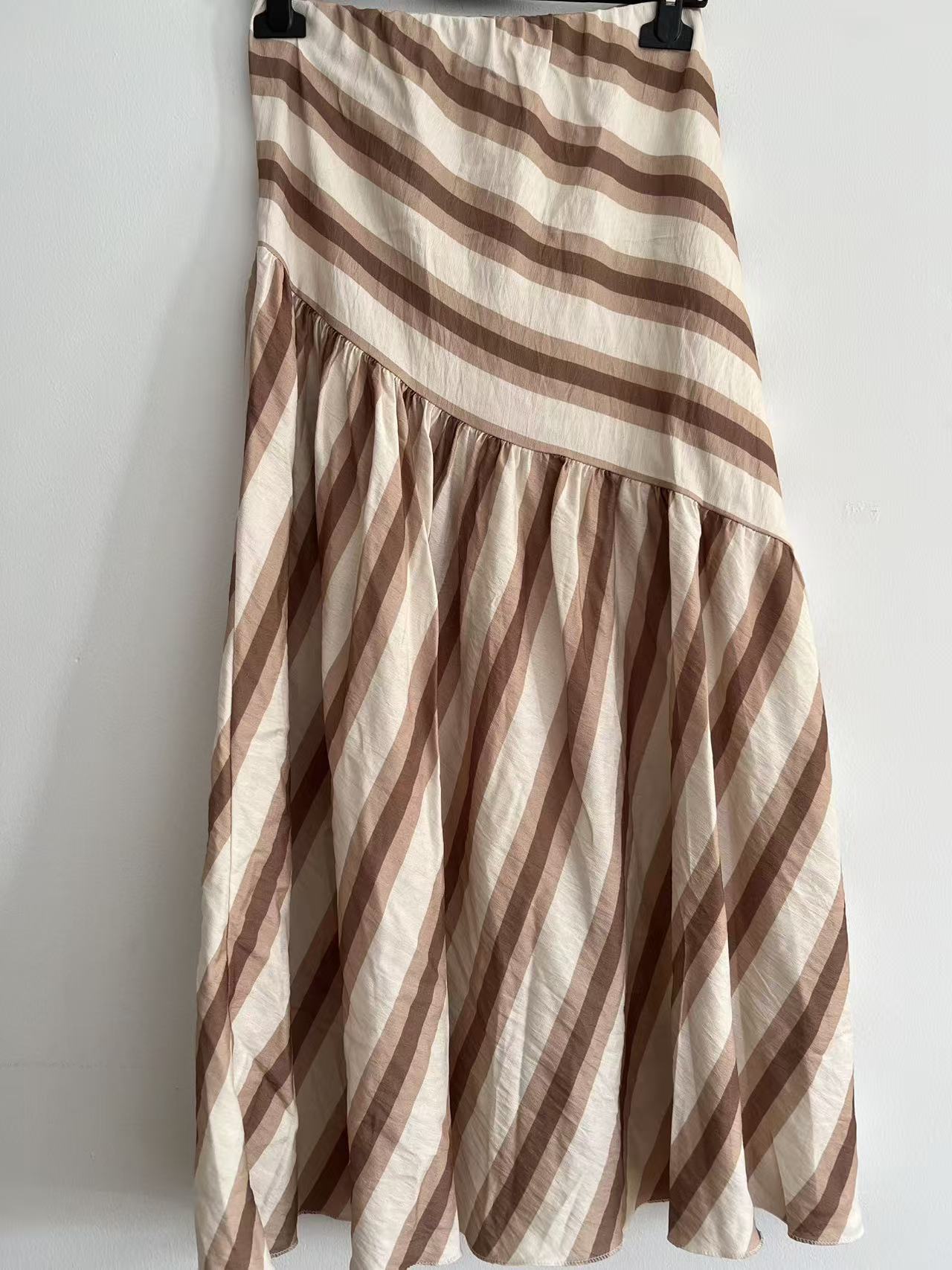 Falda Larga de Corte Asimétrico con Estampado de Rayas Diagonales