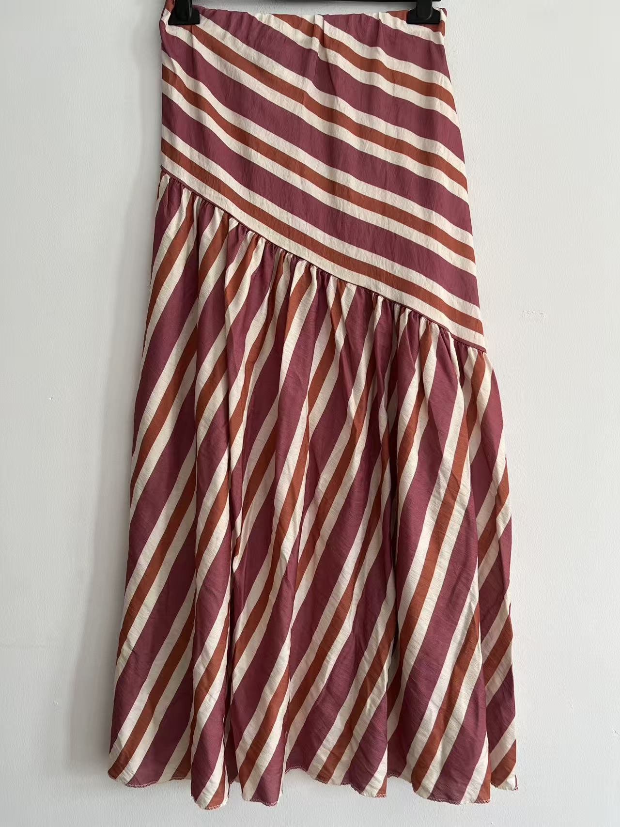 Falda Larga de Corte Asimétrico con Estampado de Rayas Diagonales