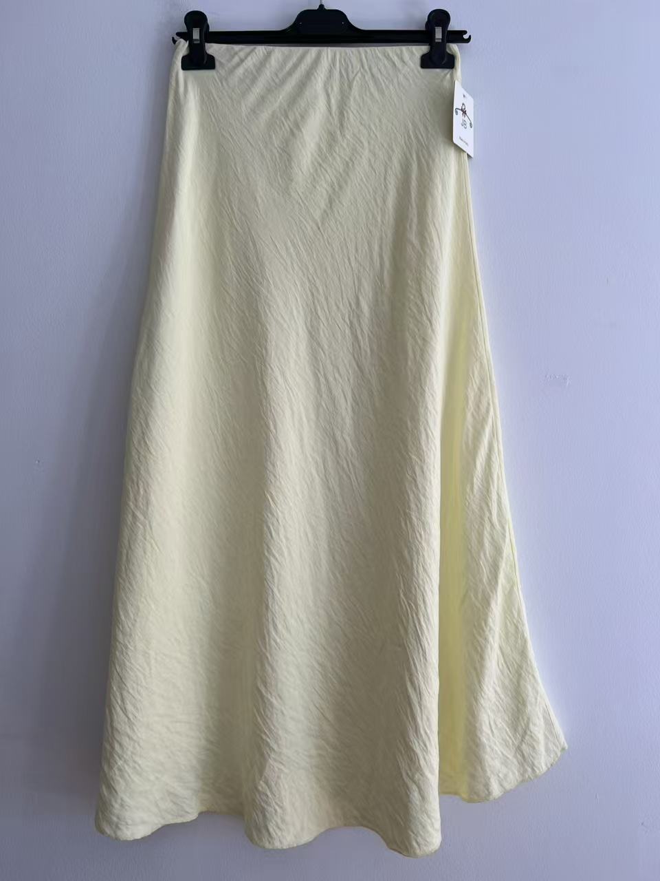 Falda Larga Satinada con Textura Crepé y Cintura Elástica