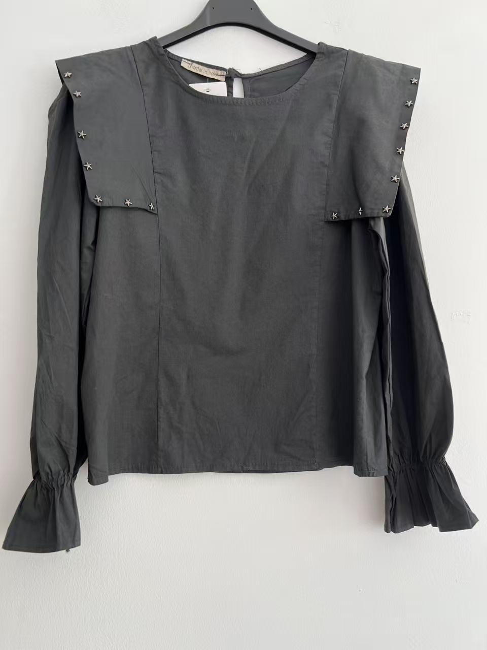 Blusa blanca con detalles de estrellas