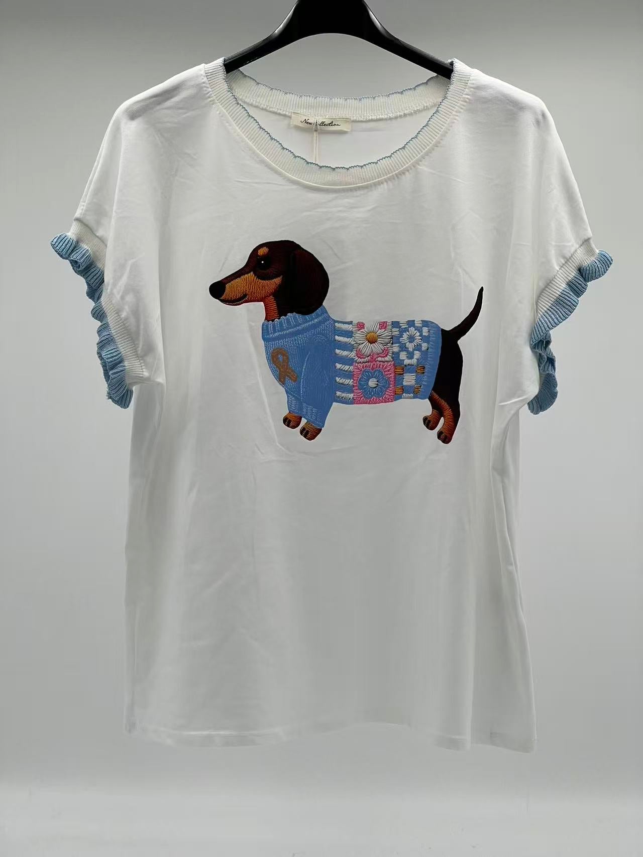 Camiseta de Algodón Premium con Bordado de Teckel y Detalles en Contraste