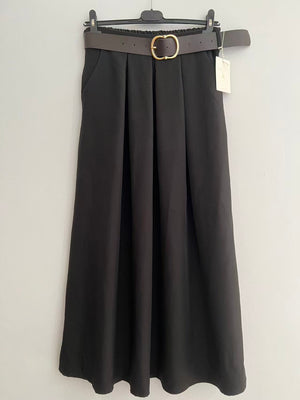 Falda larga lisa correa negra
