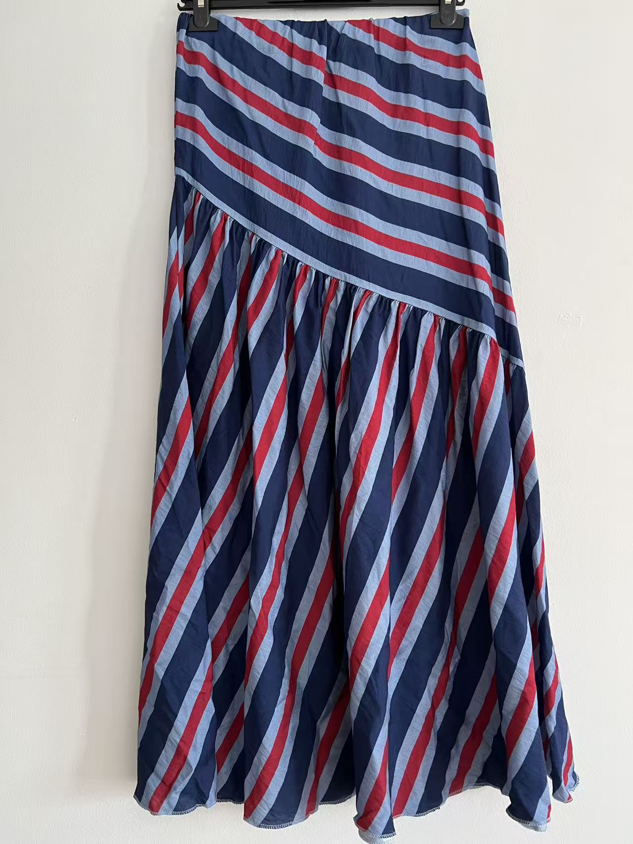 Falda Larga de Corte Asimétrico con Estampado de Rayas Diagonales