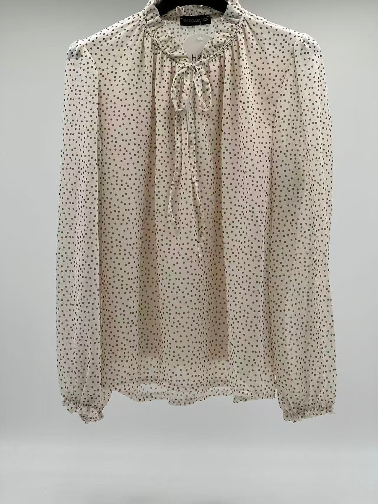 Blusa de Gasa con Lunares y Doble Capa: Elegancia Transparente y Confort