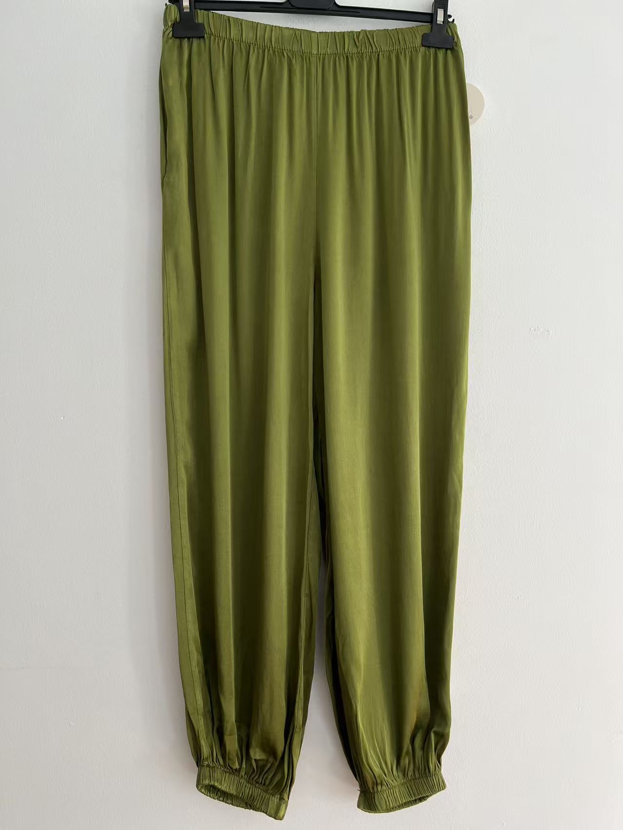 Pantalón largo raso puños verde pistacho