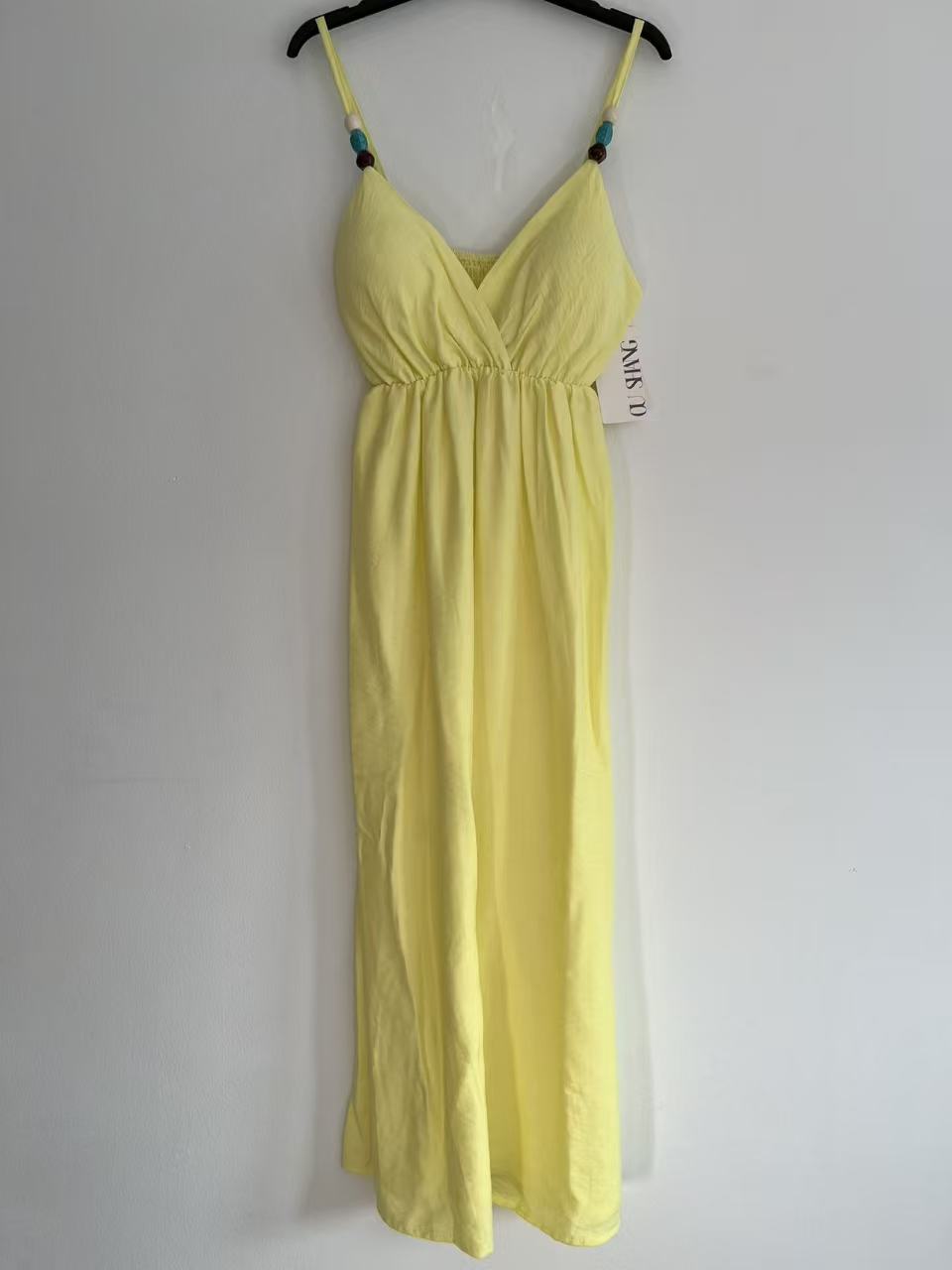 Vestido Largo de Tirantes con Escote en V y Detalle de Cuentas