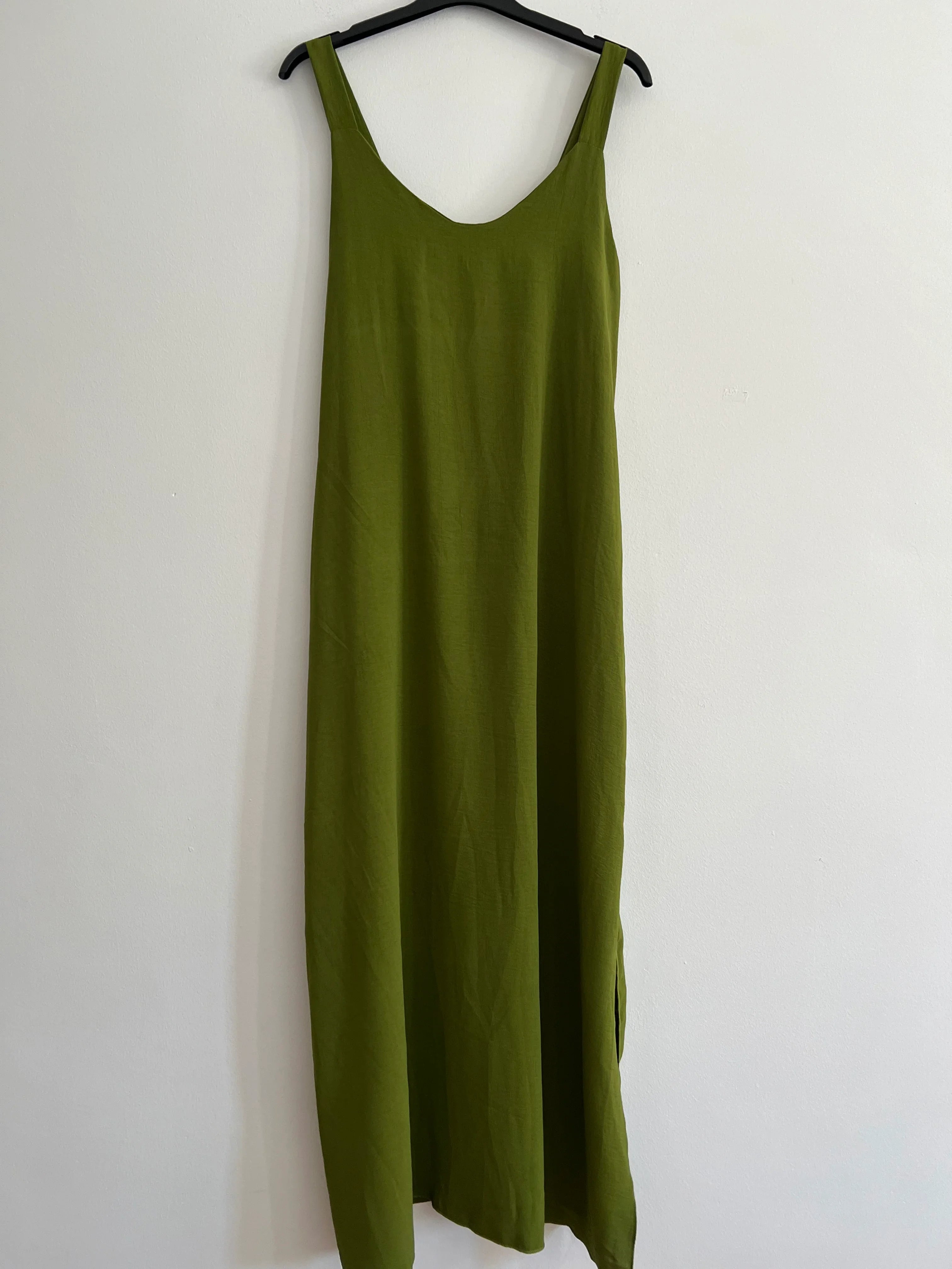 Vestido liso verde pistacho