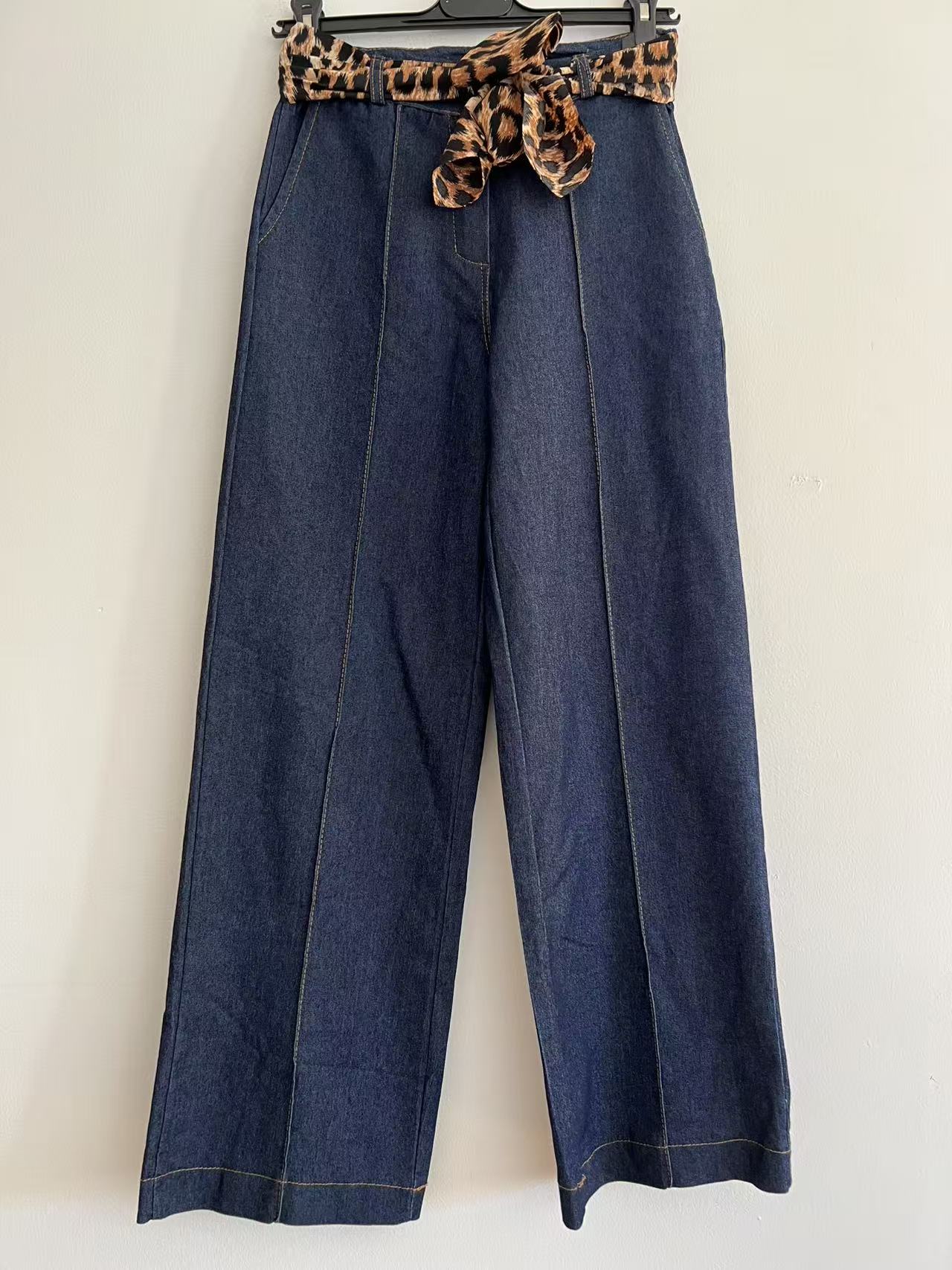 Vaqueros Wide Leg de Tiro Alto con Cinturón de Leopardo | Denim Elástico y Confortable