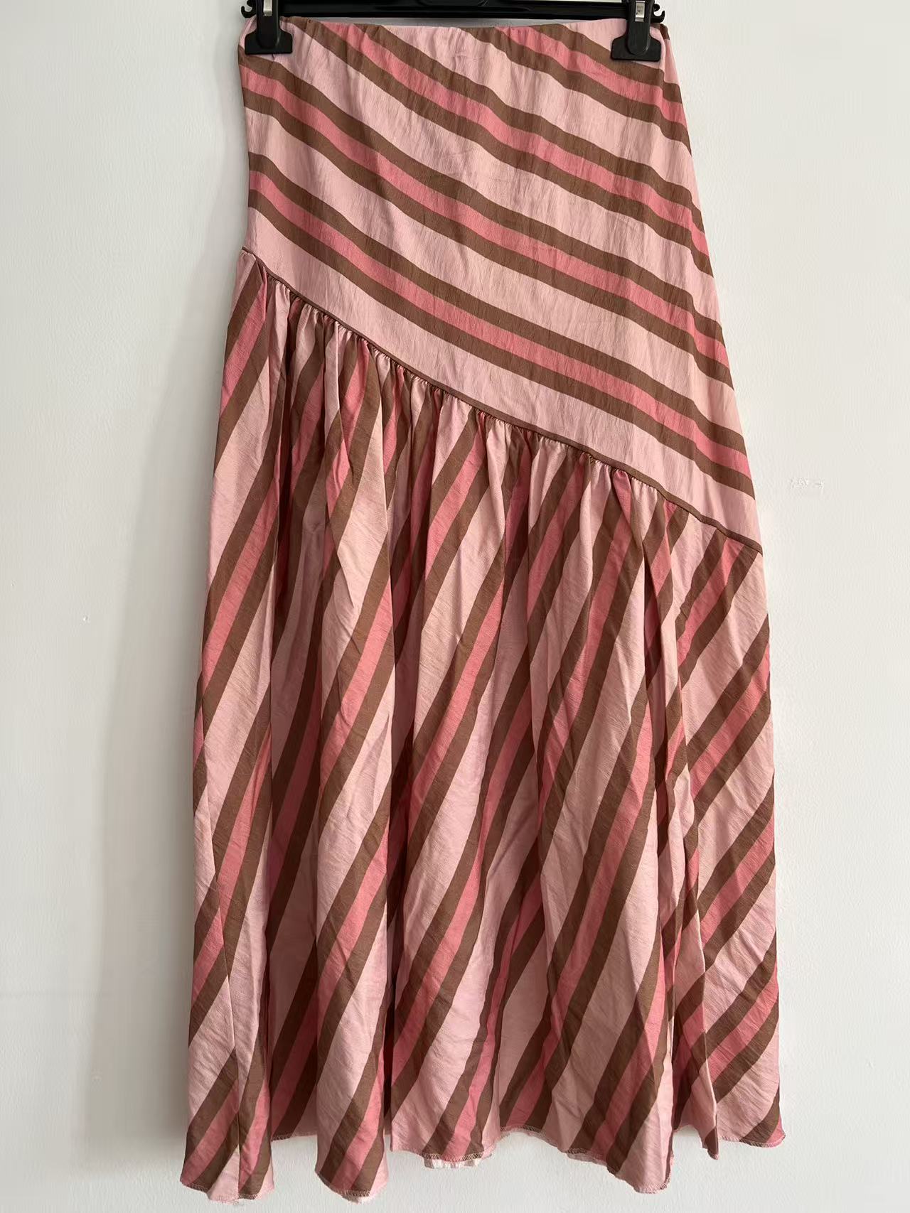 Falda Larga de Corte Asimétrico con Estampado de Rayas Diagonales