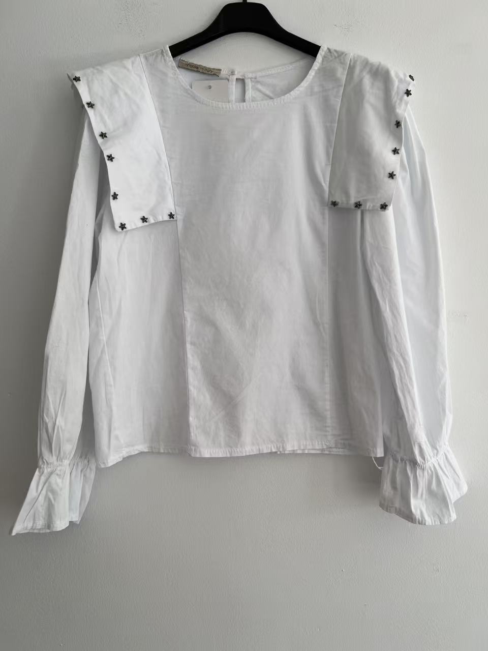 Blusa blanca con detalles de estrellas