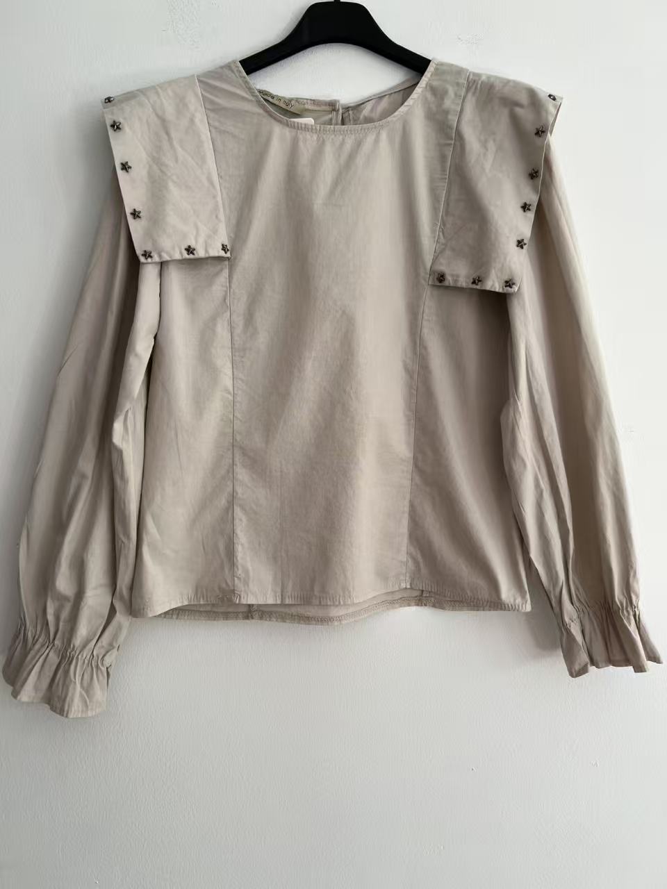 Blusa blanca con detalles de estrellas