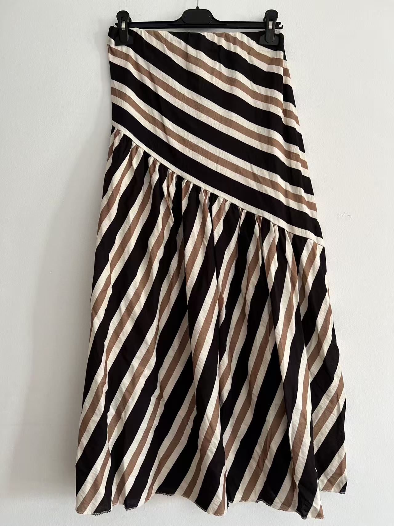 Falda Larga de Corte Asimétrico con Estampado de Rayas Diagonales