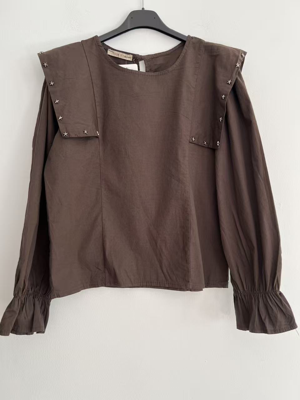 Blusa blanca con detalles de estrellas