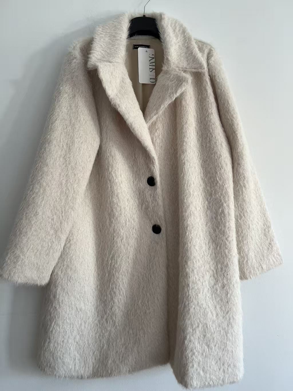 Abrigo de Pelo Sintético con Cuello Solapa y Botones