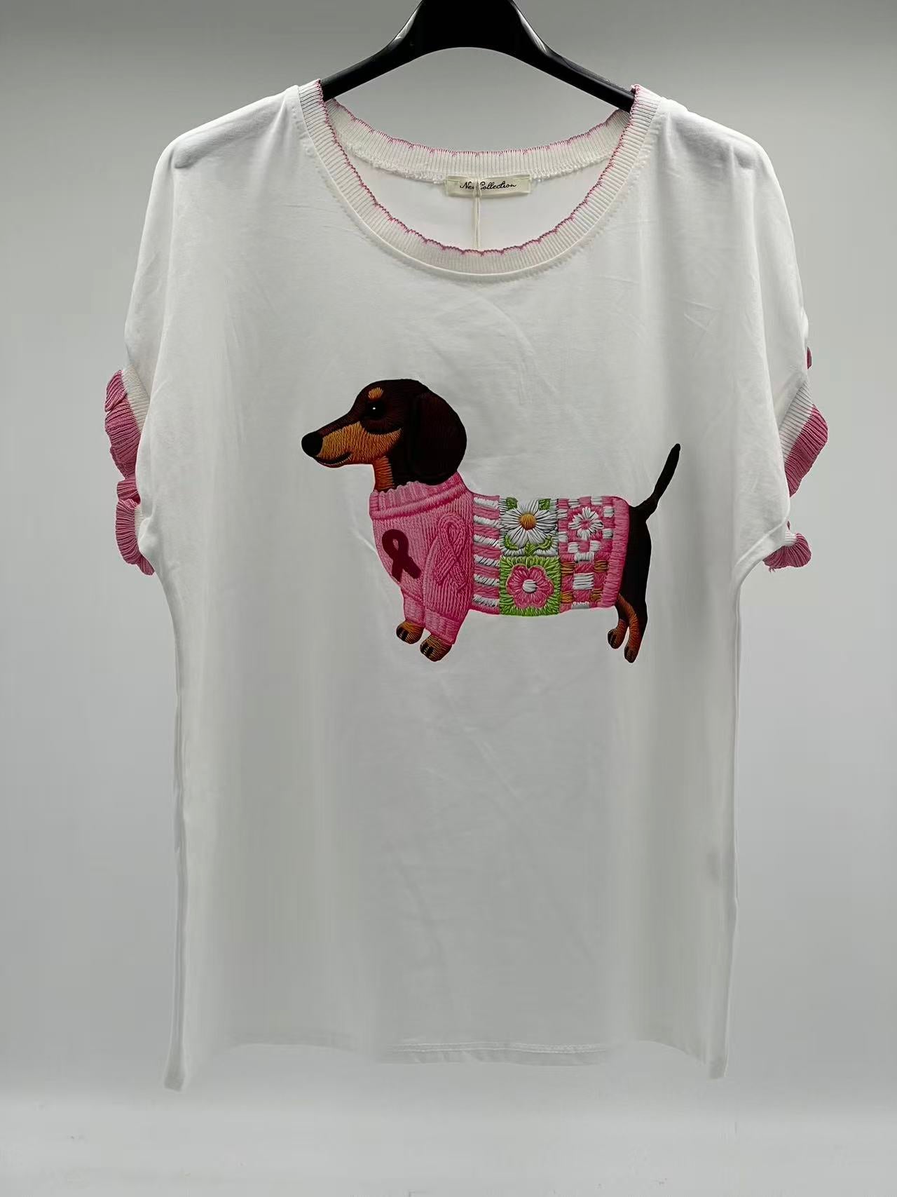 Camiseta de Algodón Premium con Bordado de Teckel y Detalles en Contraste