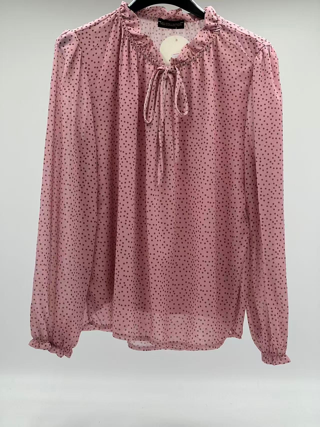 Blusa de Gasa con Lunares y Doble Capa: Elegancia Transparente y Confort