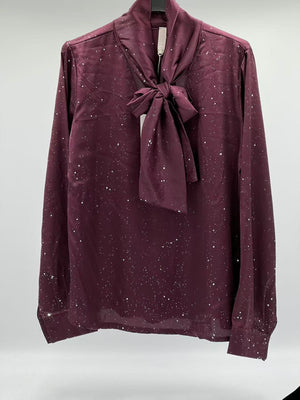 Camisa brillo con lazada burdeos