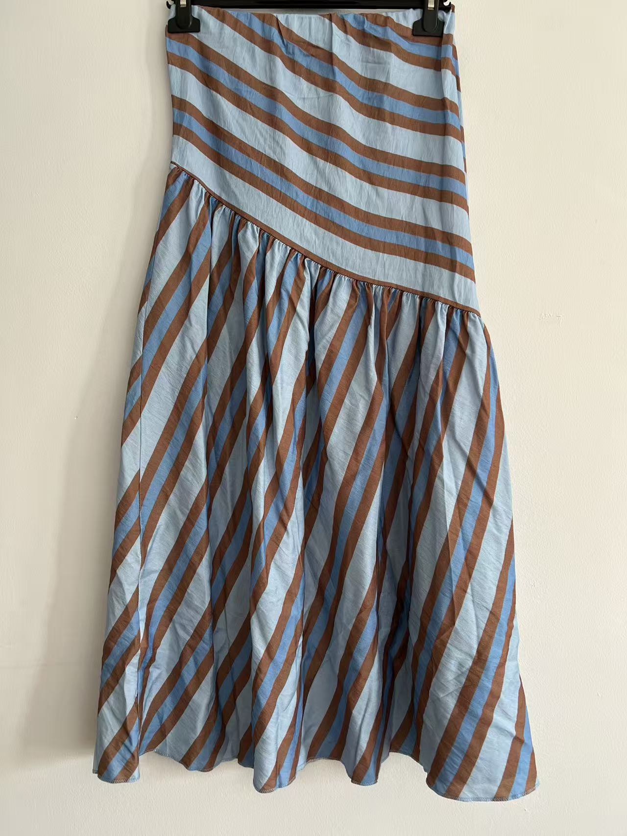 Falda Larga de Corte Asimétrico con Estampado de Rayas Diagonales