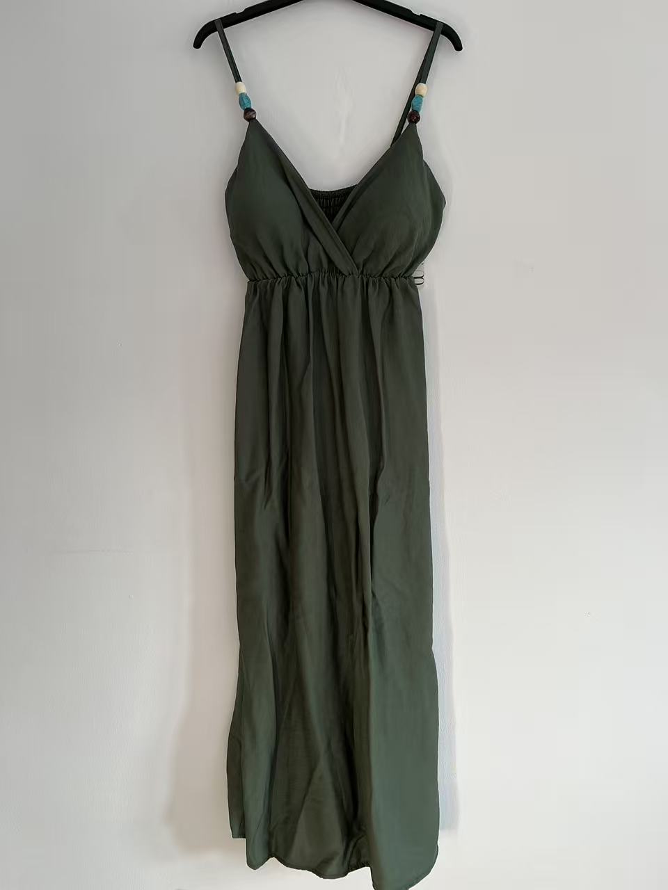 Vestido Largo de Tirantes con Escote en V y Detalle de Cuentas