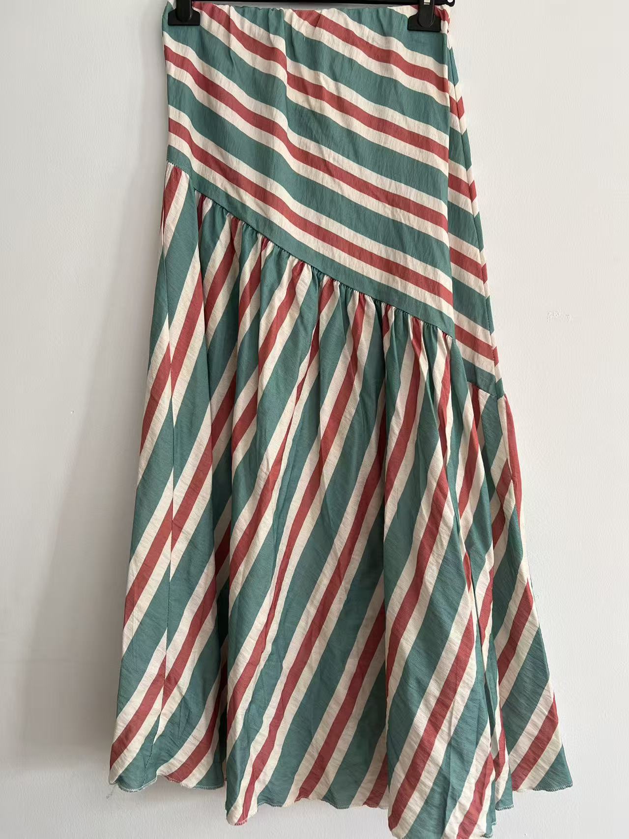 Falda Larga de Corte Asimétrico con Estampado de Rayas Diagonales
