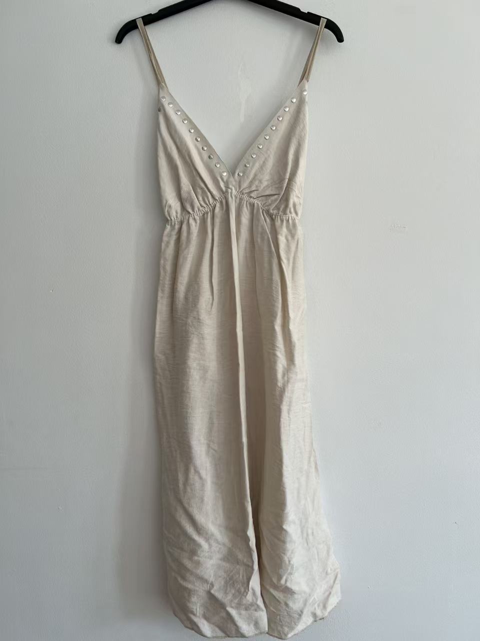 Vestido midi de Tirantes con Tachuelas en Escote V