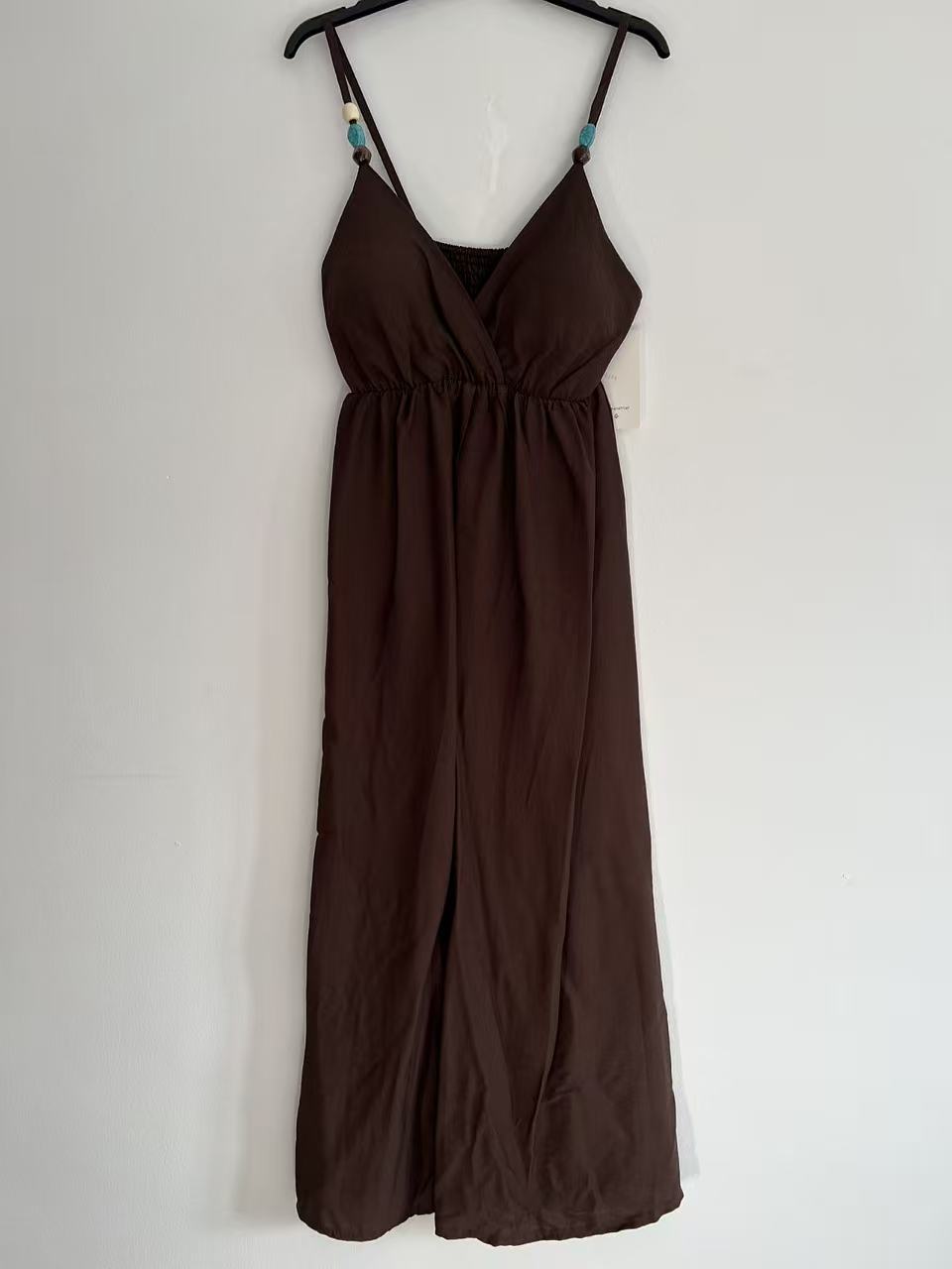 Vestido Largo de Tirantes con Escote en V y Detalle de Cuentas
