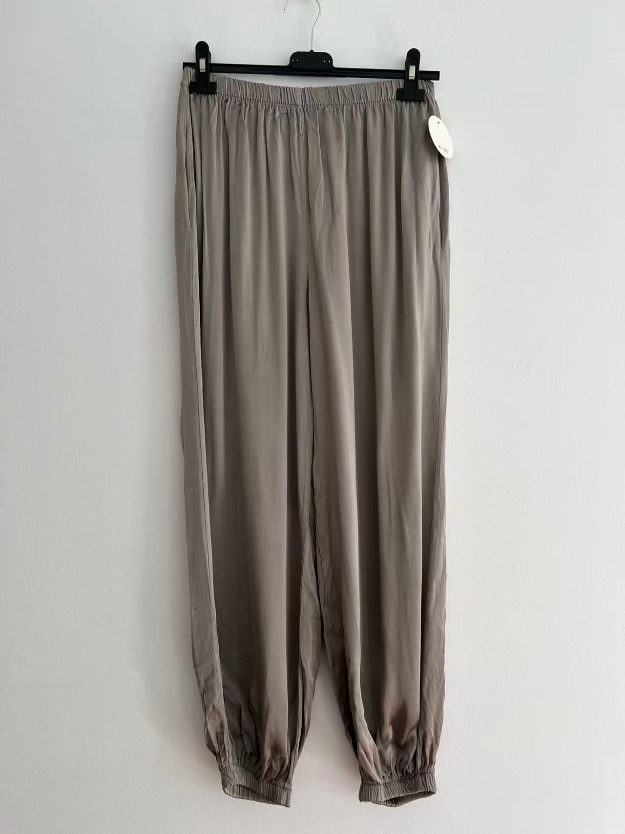 Pantalón largo raso puños taupe