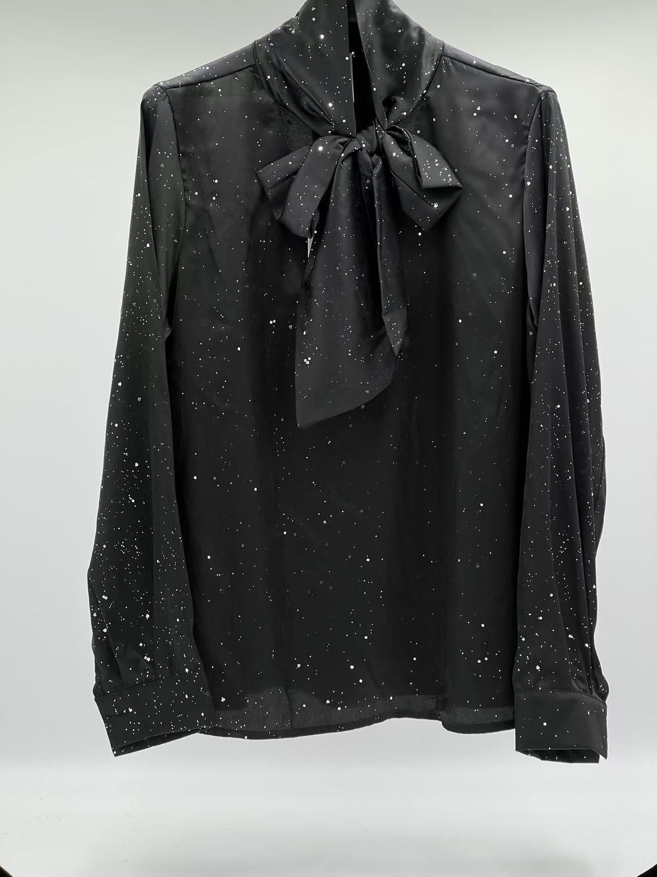 Camisa brillo con lazada negra