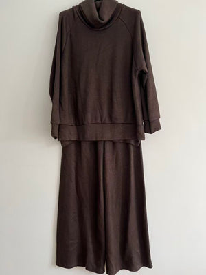 Conjunto de punto mujer cuello alto elegante marrón 