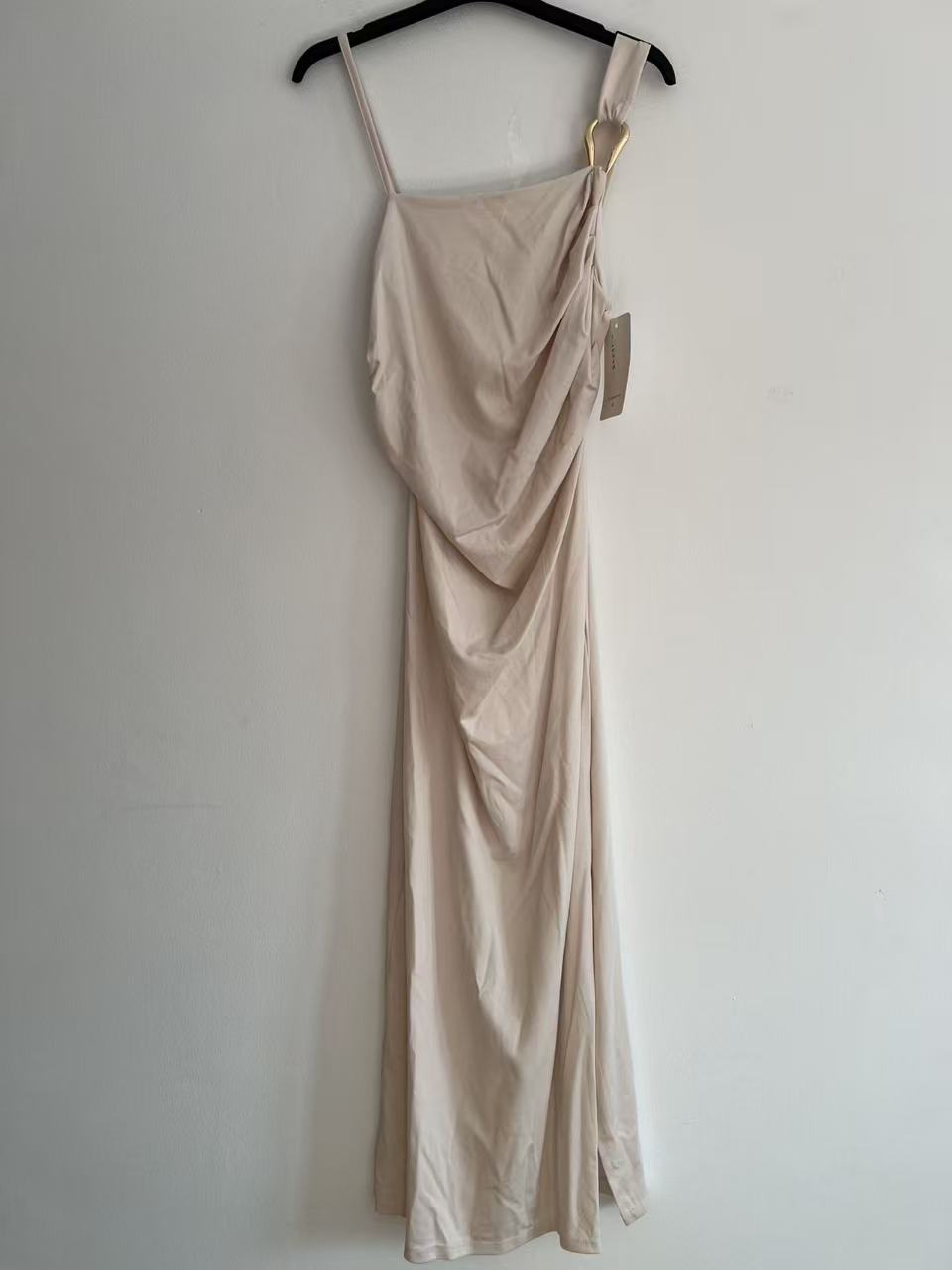 Vestido Midi Drapeado con Detalle de Anilla Dorada