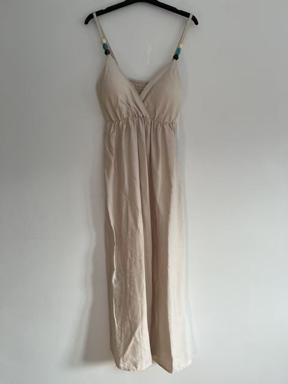 Vestido Largo de Tirantes con Escote en V y Detalle de Cuentas