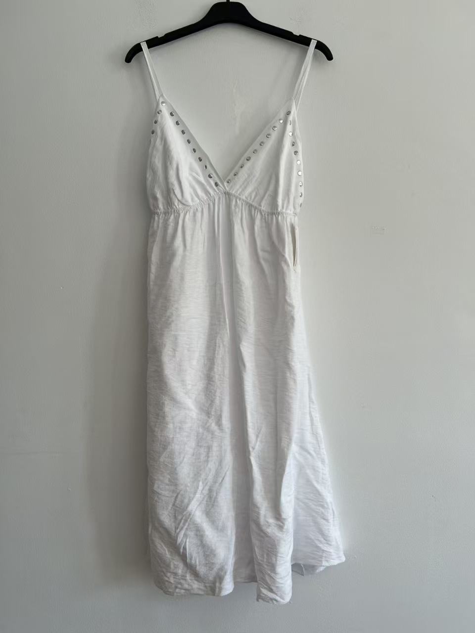 Vestido midi de Tirantes con Tachuelas en Escote V