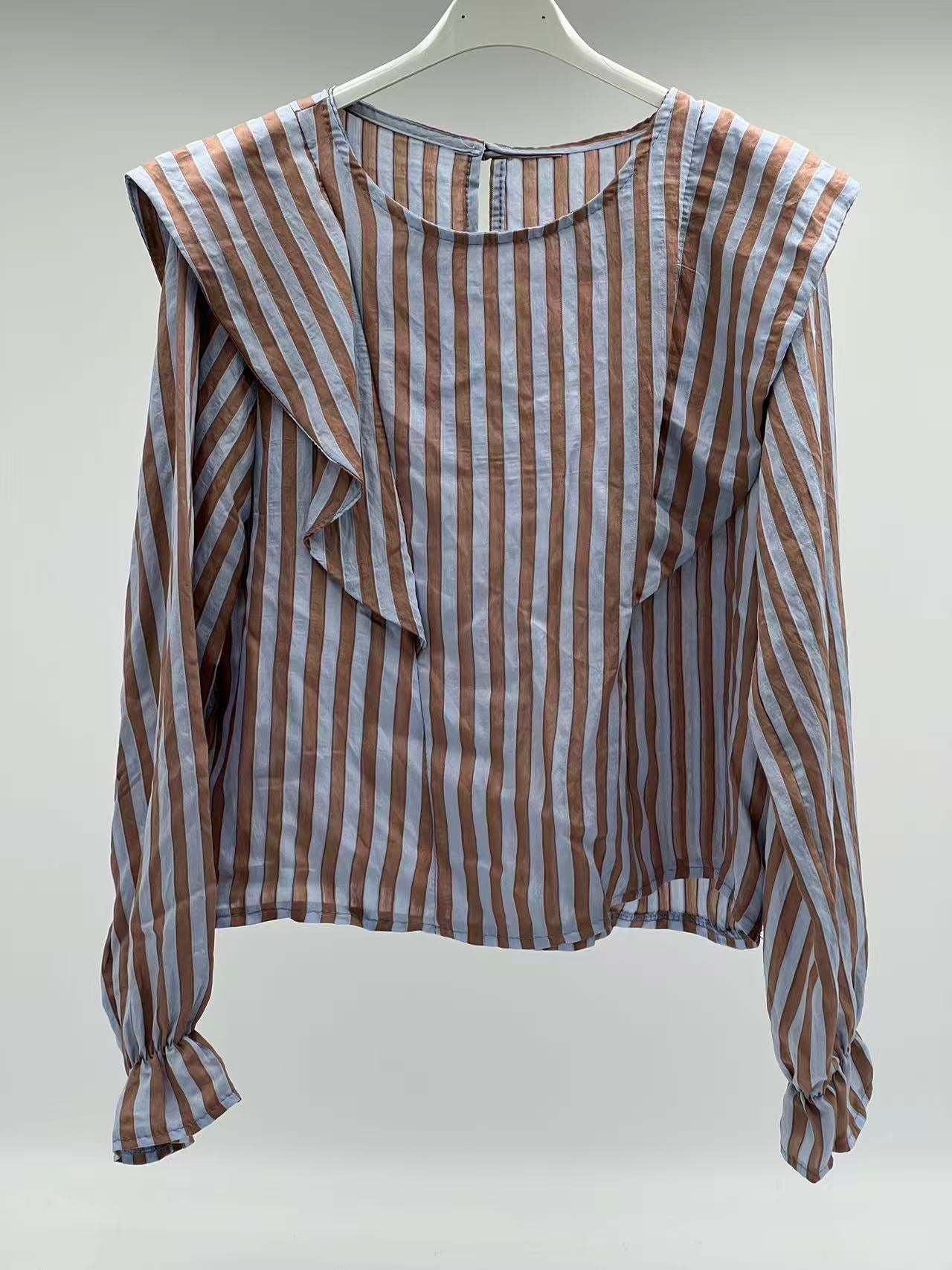 Blusa de Rayas con Volante Asimétrico y Botón Dorado en Espalda