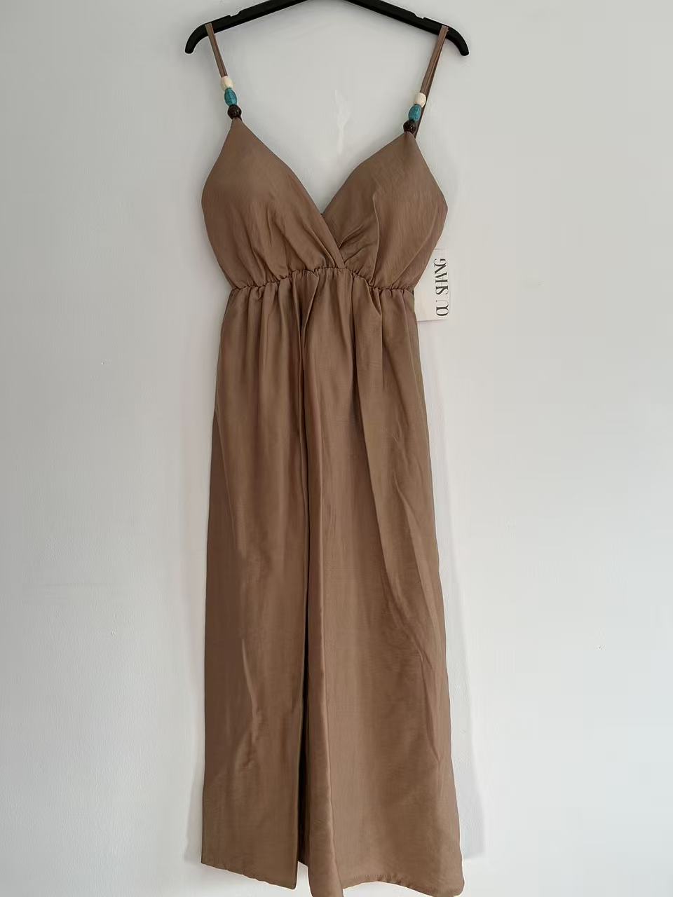 Vestido Largo de Tirantes con Escote en V y Detalle de Cuentas